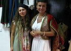 exebit1  Сербские костюмы подчеркивают стать украинских красавиц
